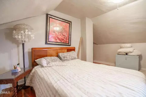 Bedroom - 105 7th St NW, Hettinger, ND 58639 photo 2 of 5