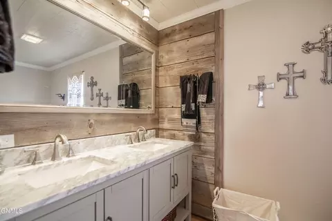 Bath - 105 7th St NW, Hettinger, ND 58639 photo 2 of 2