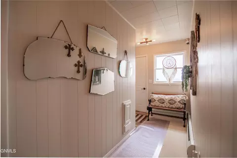 Entry Way - 105 7th St NW, Hettinger, ND 58639 photo 4 of 4