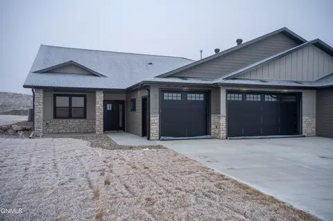 2112 Prairie Hawk Dr, Bismarck, ND 58503