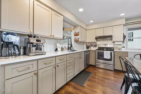 Kitchen - 1106 Sioux St, Williston, ND 58801 photo 2 of 2