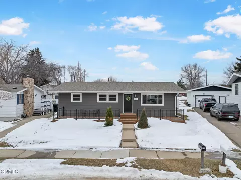 Exterior - 1106 Sioux St, Williston, ND 58801 photo 5 of 9