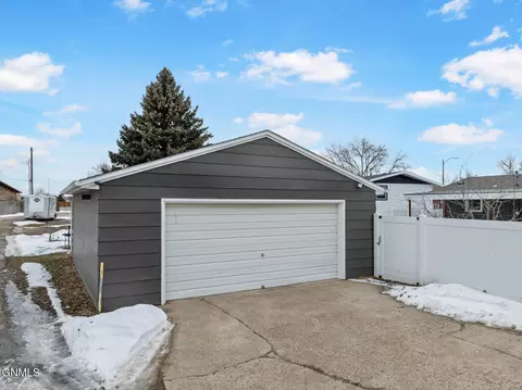 Exterior - 1106 Sioux St, Williston, ND 58801 photo 9 of 9