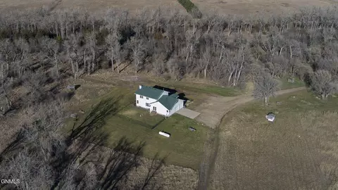 5400 158th St SE, Menoken, ND 58558