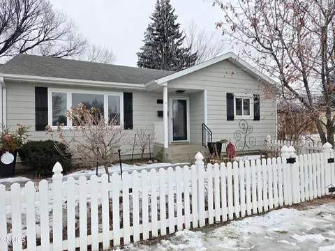 121 Sioux Ave, Bismarck, ND 58501