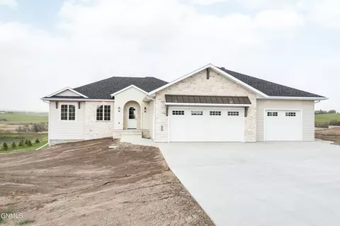 8519 Norman Pl, Bismarck, ND 58503 photo 3
