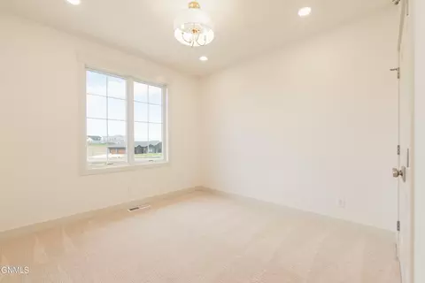 8519 Norman Pl, Bismarck, ND 58503 photo 19