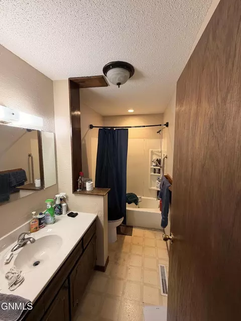 Bath - 2310 17th Cir W, Williston, ND 58801 photo 2 of 2