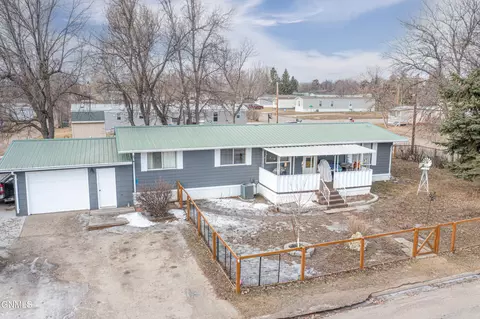 811 6th Ave NW, Williston, ND 58801