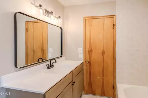 Bath - 415 3rd St, Washburn, ND 58577 photo 4 of 9