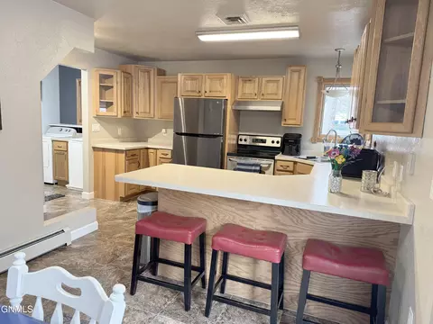Kitchen - 1120 Keating Dr, Bismarck, ND 58501 photo 5 of 9