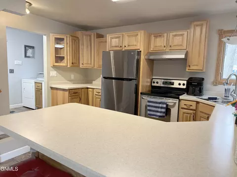 Kitchen - 1120 Keating Dr, Bismarck, ND 58501 photo 3 of 9