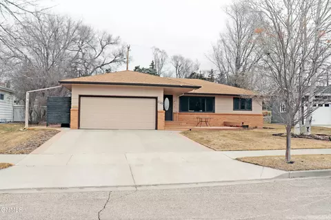 1120 Keating Dr, Bismarck, ND 58501