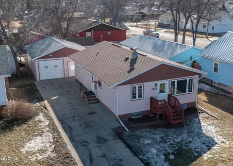 305 5th St NE, Hazen, ND 58545
