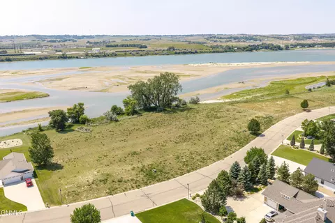 5924 Misty Waters Dr, Bismarck, ND 58503