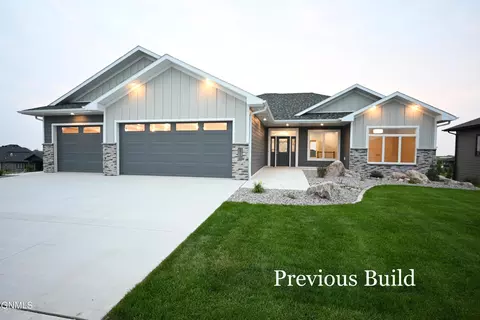 5921 Crested Butte Rd, Bismarck, ND 58503