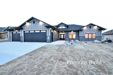 6128 Heritage Rdg Rd, Bismarck, ND 58503