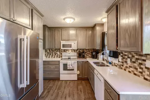 Kitchen - 4813 E Roughrider Cir, Mandan, ND 58554 photo 1 of 2