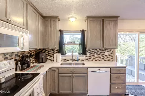 Kitchen - 4813 E Roughrider Cir, Mandan, ND 58554 photo 2 of 2