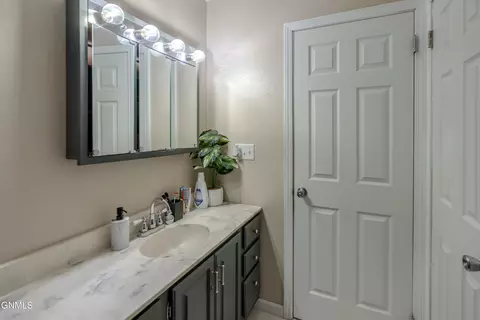 Bath - 4813 E Roughrider Cir, Mandan, ND 58554 photo 2 of 3