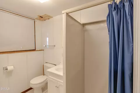Bath - 4813 E Roughrider Cir, Mandan, ND 58554 photo 3 of 3