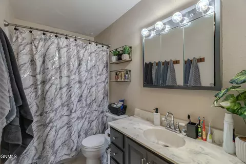 Bath - 4813 E Roughrider Cir, Mandan, ND 58554 photo 1 of 3