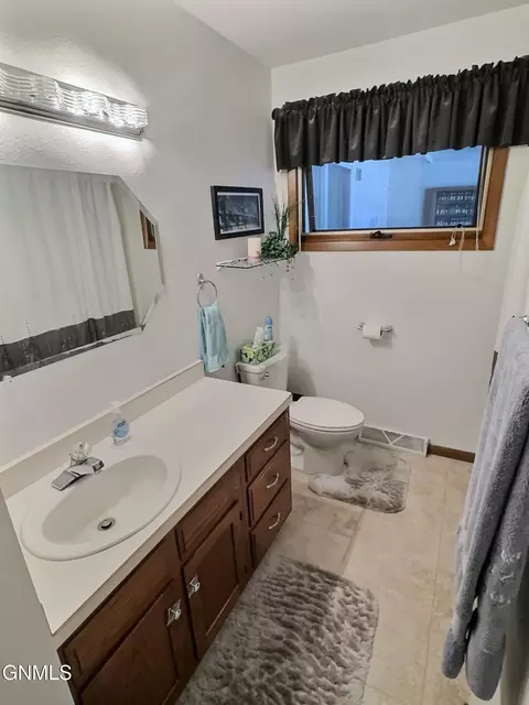 Bath - 1626 3rd St, Bismarck, ND 58504 photo 2 of 2