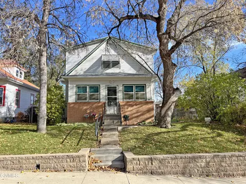 602 Collins Ave, Mandan, ND 58554