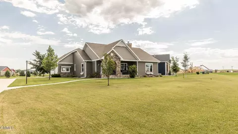 7605 Mulligan Way, Bismarck, ND 58503