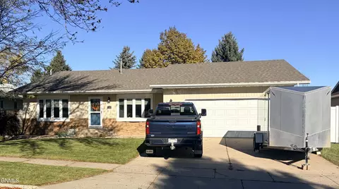 118 Versailles Ave, Bismarck, ND 58503