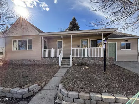 113 3rd Ave NW, Beulah, ND 58523