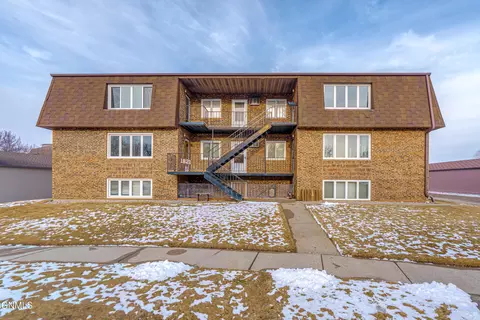 1821 Grandview Ln S, Bismarck, ND 58503