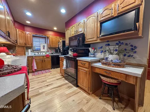 Kitchen - 453 Brandon Dr, Bismarck, ND 58503 photo 2 of 7
