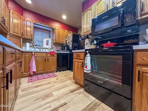 Kitchen - 453 Brandon Dr, Bismarck, ND 58503 photo 3 of 7