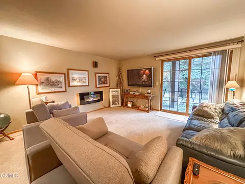 Living - 453 Brandon Dr, Bismarck, ND 58503 photo 2 of 6
