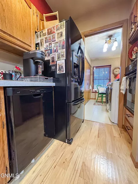 Kitchen - 453 Brandon Dr, Bismarck, ND 58503 photo 5 of 7