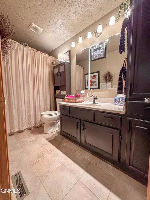 Bath - 453 Brandon Dr, Bismarck, ND 58503 photo 1 of 4