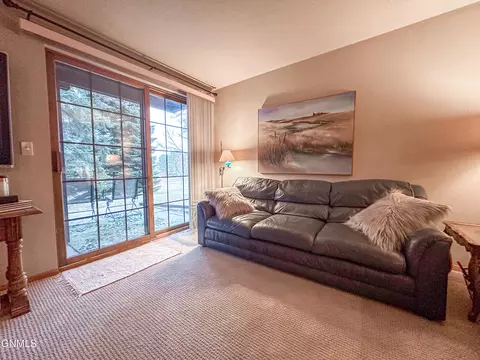 Living - 453 Brandon Dr, Bismarck, ND 58503 photo 5 of 6