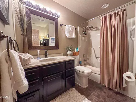 Bath - 453 Brandon Dr, Bismarck, ND 58503 photo 4 of 4