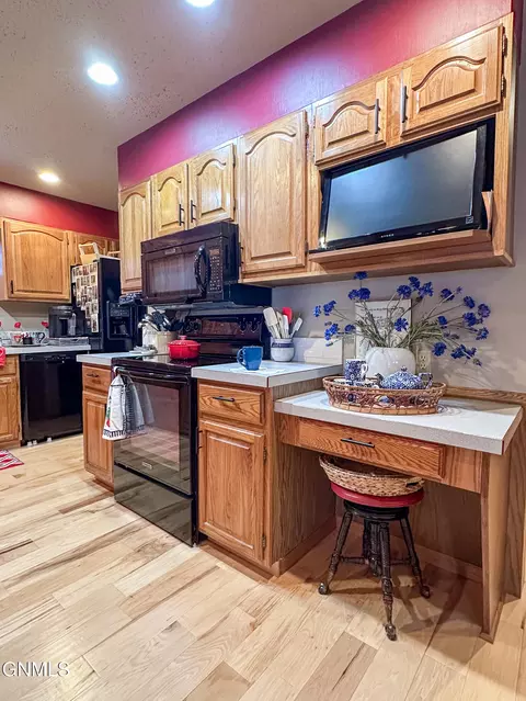 Kitchen - 453 Brandon Dr, Bismarck, ND 58503 photo 4 of 7