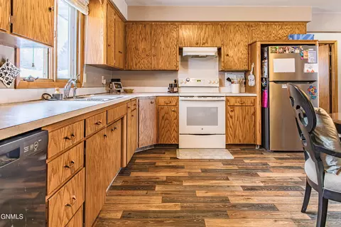 Kitchen - 528 Capitol Ave, Bismarck, ND 58501 photo 3 of 7