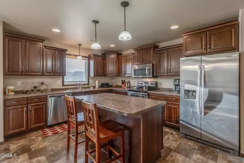 1401 Sharloh Loop, Bismarck, ND 58501