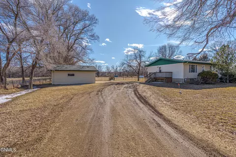 4095 Sunny Ln S, Mandan, ND 58554
