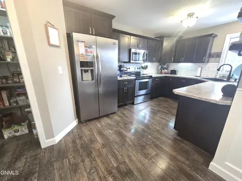 1526 Cimarron Dr, Bismarck, ND 58503 photo 3