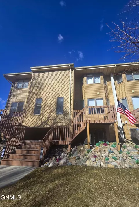 1526 Cimarron Dr, Bismarck, ND 58503