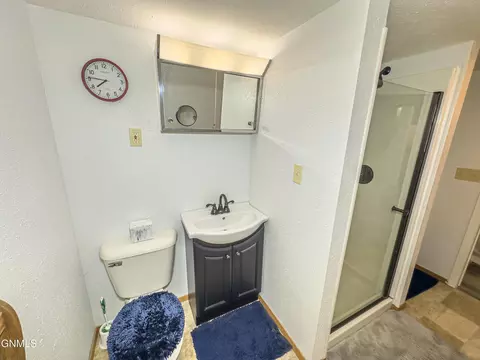 Bath - 1413 1st Ave E, Williston, ND 58801 photo 4 of 5