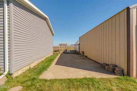 2591 Abbott Ln N, Mandan, ND 58554 photo 30