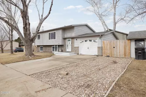 127 17th St E, Dickinson, ND 58601