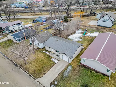 View/Area - 215 2nd St SE, Garrison, ND 58540 photo 1 of 4