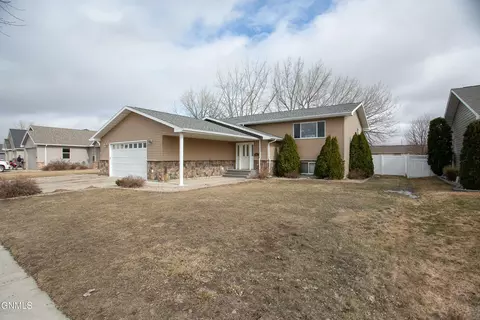 1520 20th Ave W, Williston, ND 58801